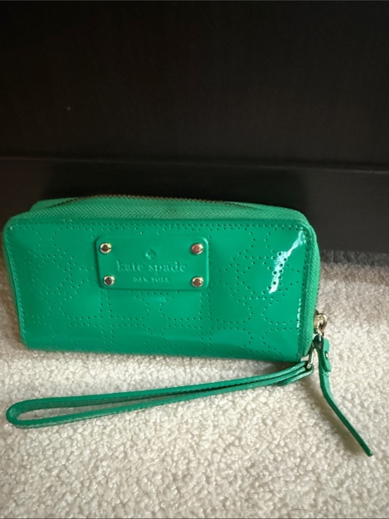 kate spade Handbags - Kate Spade Jazzy Metro patent wristlet clutch with wrist strap